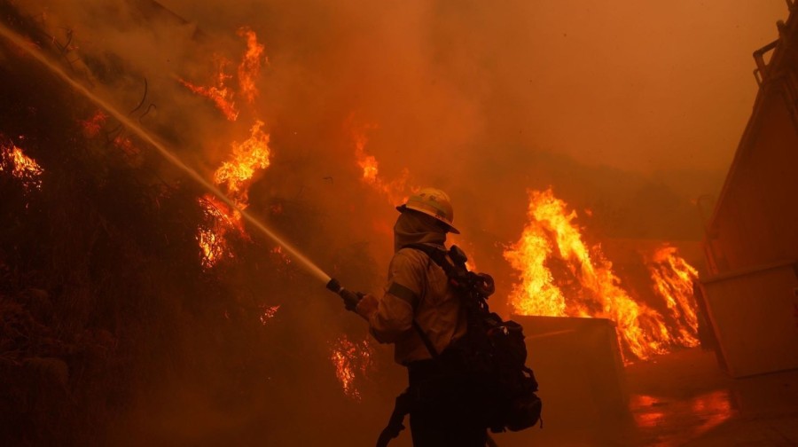 CALIFORNIA EN LLAMAS. un voraz incendio obliga a evacuar a m&aacute;s de 30.000 personas.