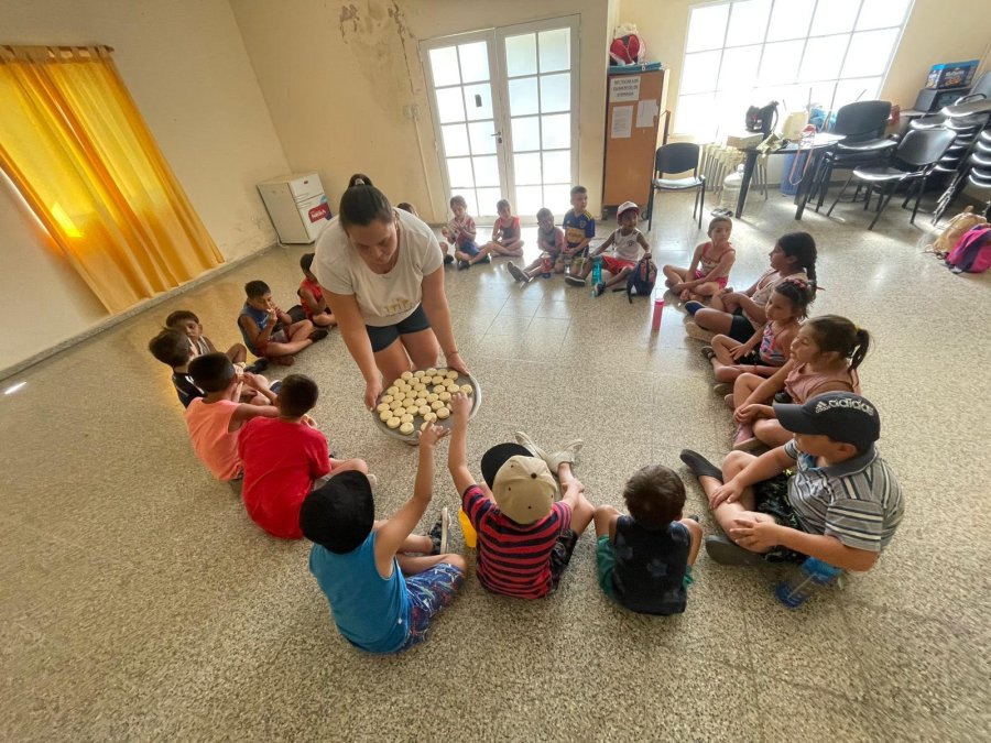 Grupo de ni&ntilde;os disfrutando una de las actividades.