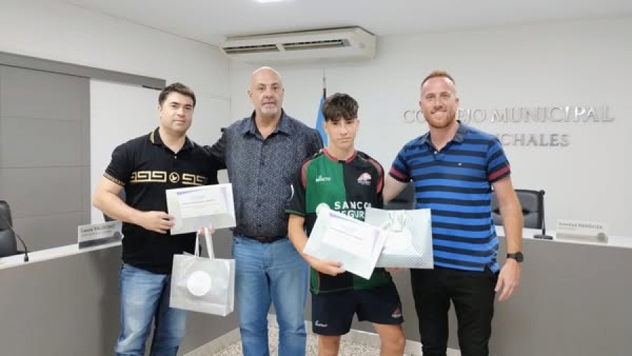 ENTREGA. Los ediles Santiago Dobler y Pablo Ghiano entregaron la distinci&oacute;n a Ignacio Coll y Marcelo Bergesio.