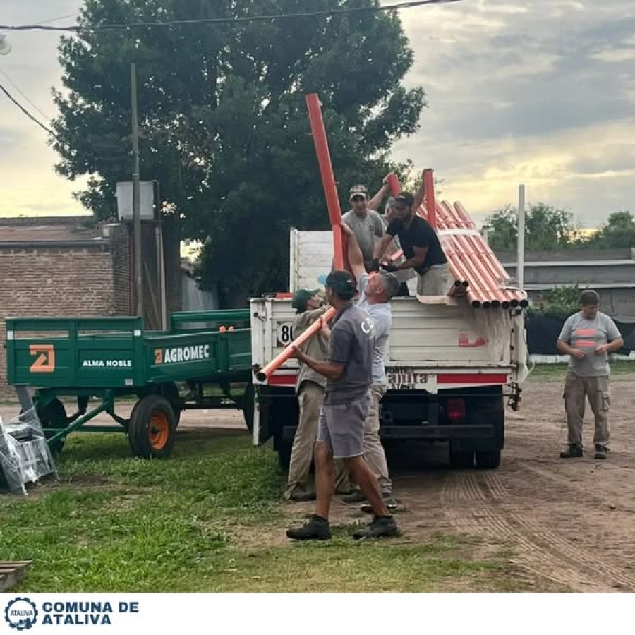 Operarios comunales con los elementos recientemente adquiridos.