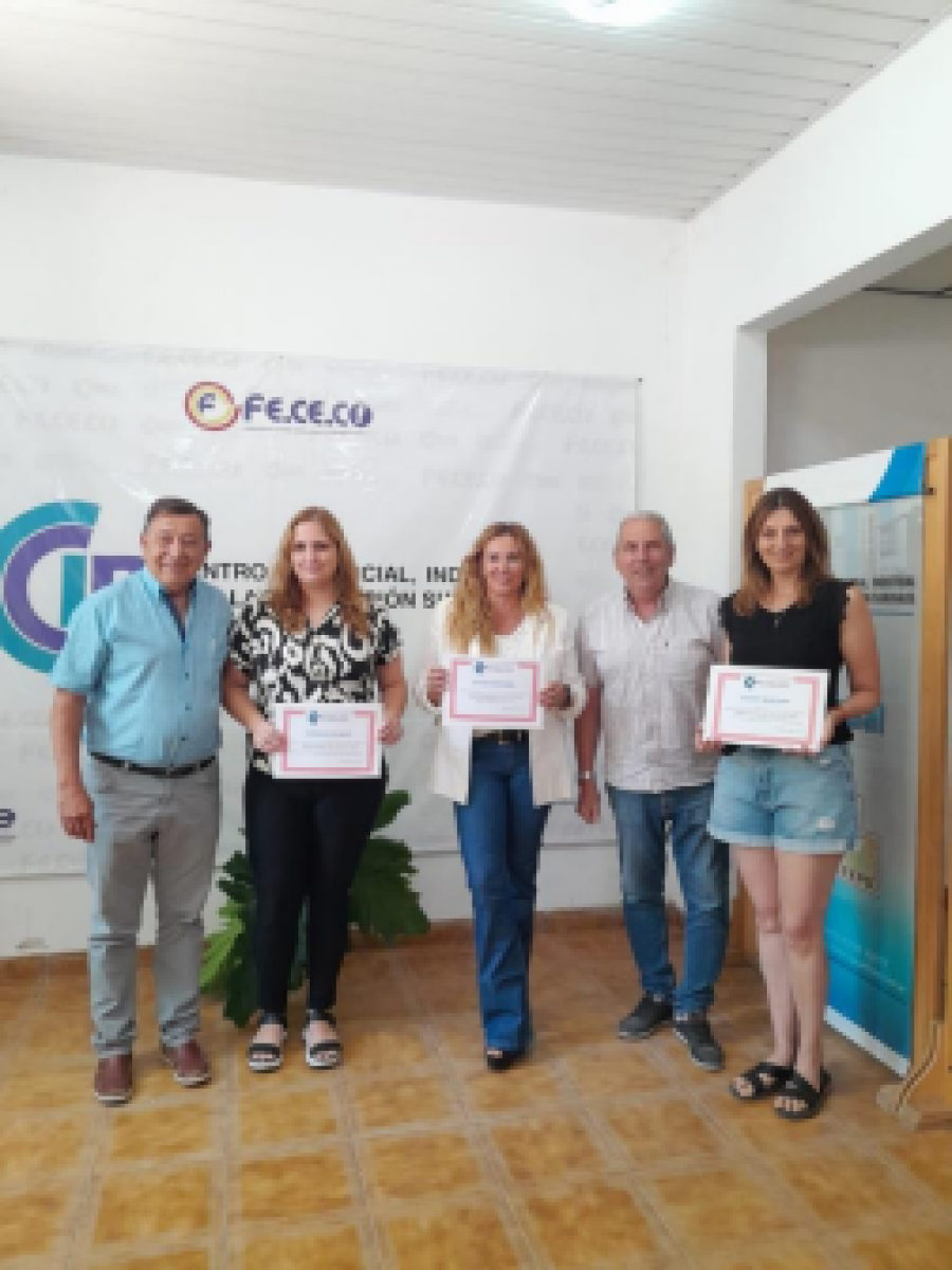 Las seleccionadas junto al gerente y un integrante de la Comisi&oacute;n Directiva.