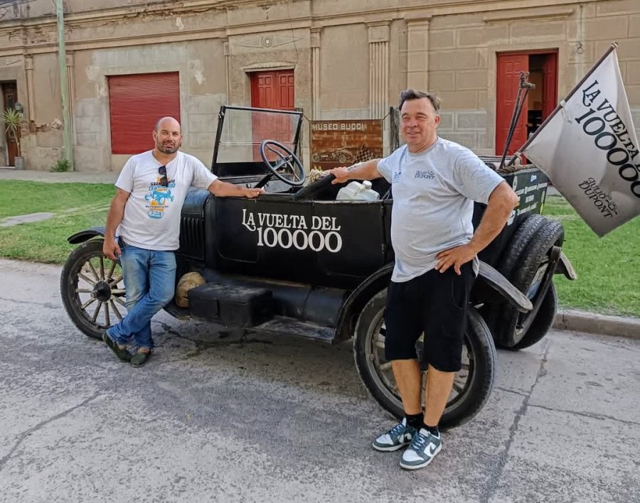 EN ZEN&Oacute;N PEREYRA. Julio, Paulo y el Ford T 1924 frente a la sede del hist&oacute;rico Museo Bucci.