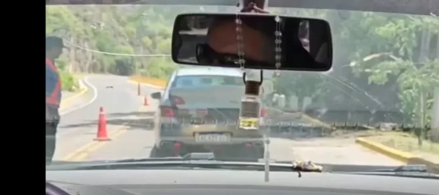 El episodio fue grabado por otro automovilista que iba atr&aacute;s.
