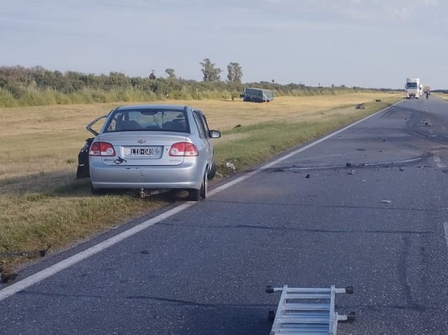 El choque fue frontal entre un auto y un cami&oacute;n.
