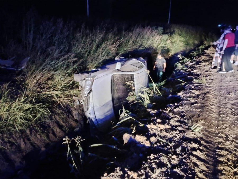 Por causas que se desconocen el conductor perdió el control de su automóvil Toyota Corolla color blanco.