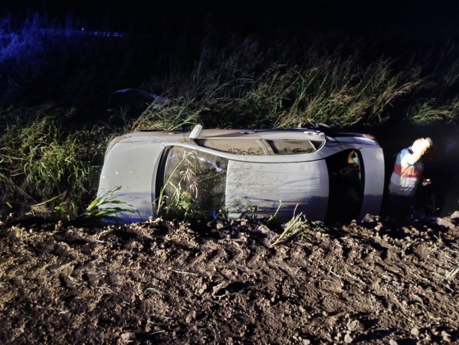 Por causas que se desconocen el conductor perdi&oacute; el control de su autom&oacute;vil Toyota Corolla color blanco.