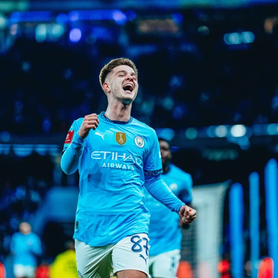 El centrocampista James Mcatee marc&oacute; un hattrick en la victoria ante el Salford City.