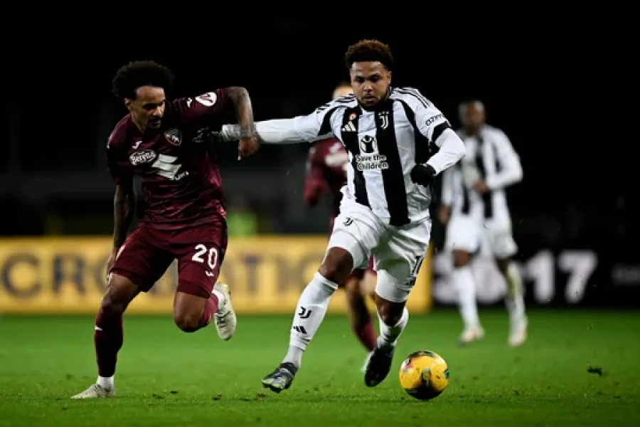 El estadounidense Weston McKennie disputa el bal&oacute;n ante el austr&iacute;aco Valentino L&aacute;zaro.