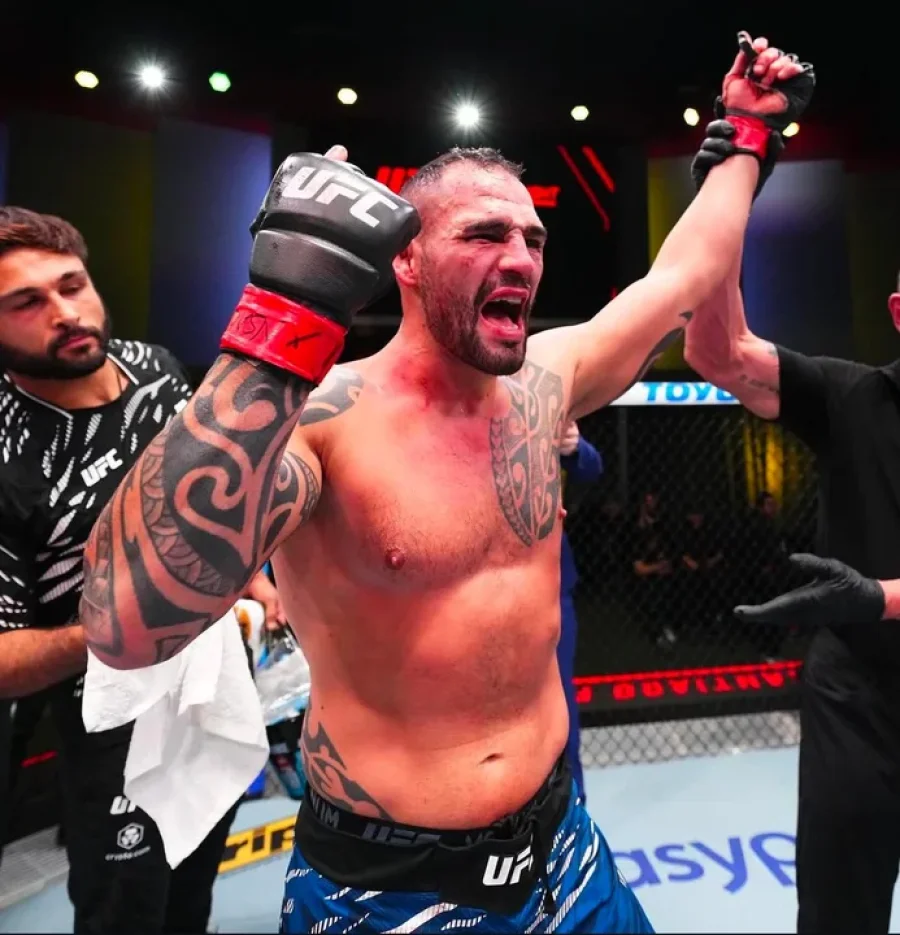 Santiago Ponzinibbio gan&oacute; por nocaut t&eacute;cnico.
