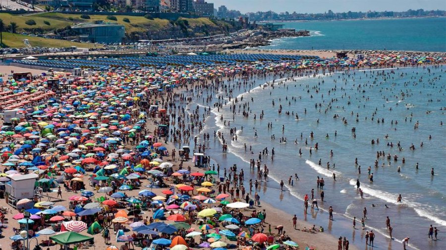 Gran cantidad de gente en la Costa Argentina.