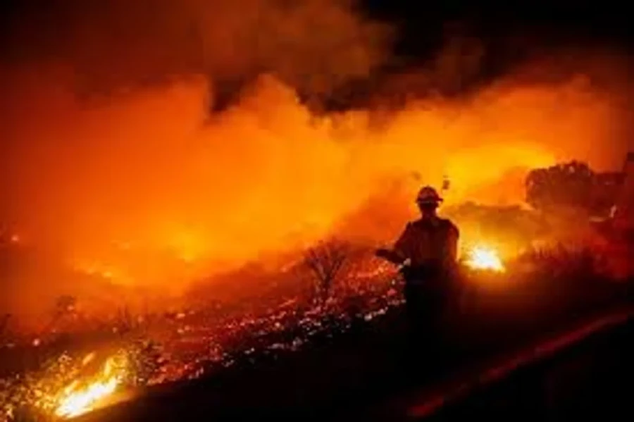 Al menos 16 personas han muerto por el fuego.