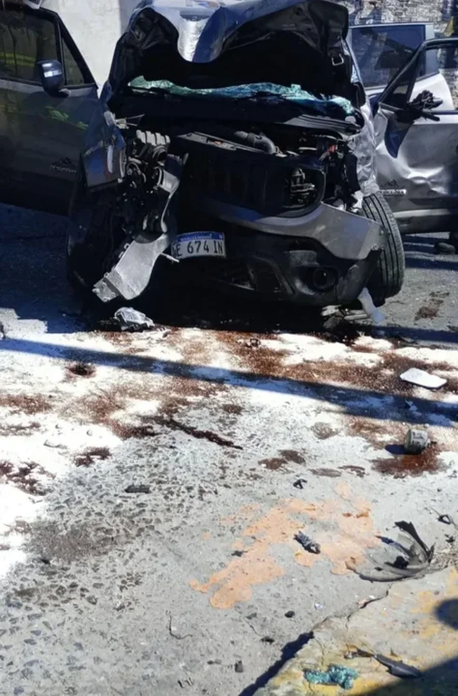 As&iacute; qued&oacute; la camioneta que chocaron los polic&iacute;as que iban en la moto, la cual qued&oacute; totalmente incinerada.