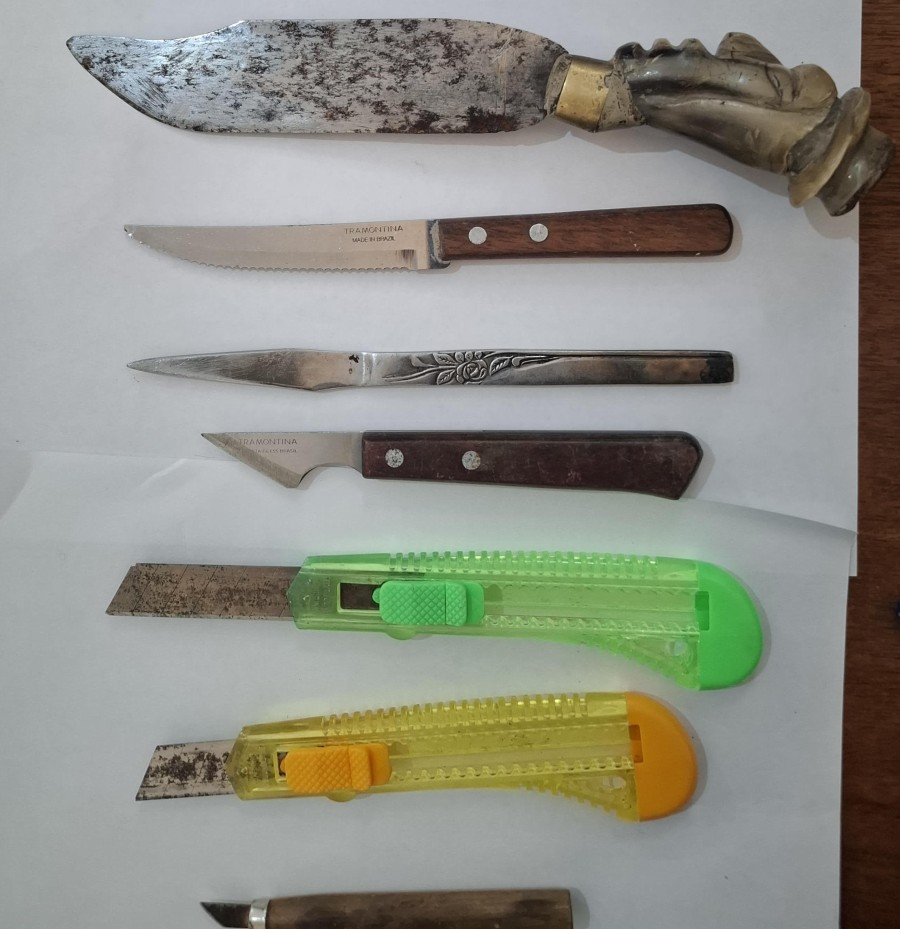 Tras realizarle la requisa personal le incautaron siete elementos punzocortantes de distintas caracter&iacute;sticas.