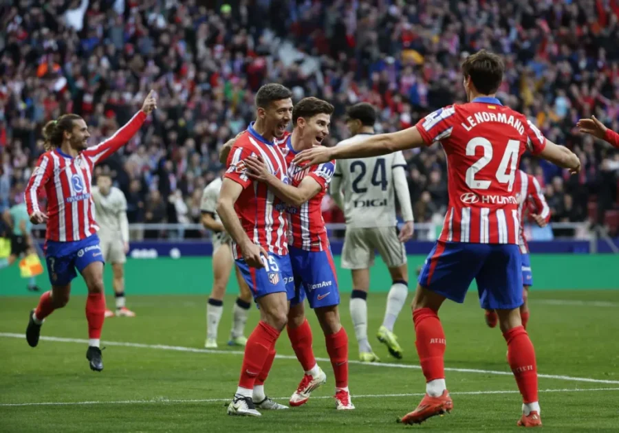 Los jugadores del Atl&eacute;tico celebran el gol de Juli&aacute;n &Aacute;lvarez.
