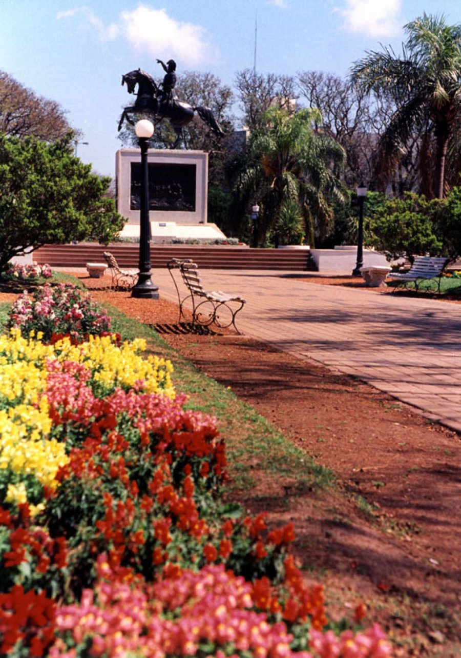 &iquest;Lugar de Paz? La Plaza principal de nuestra ciudad fue nuevamente escenario de in&eacute;ditos enfrentamientos con posesi&oacute;n de armas blancas.