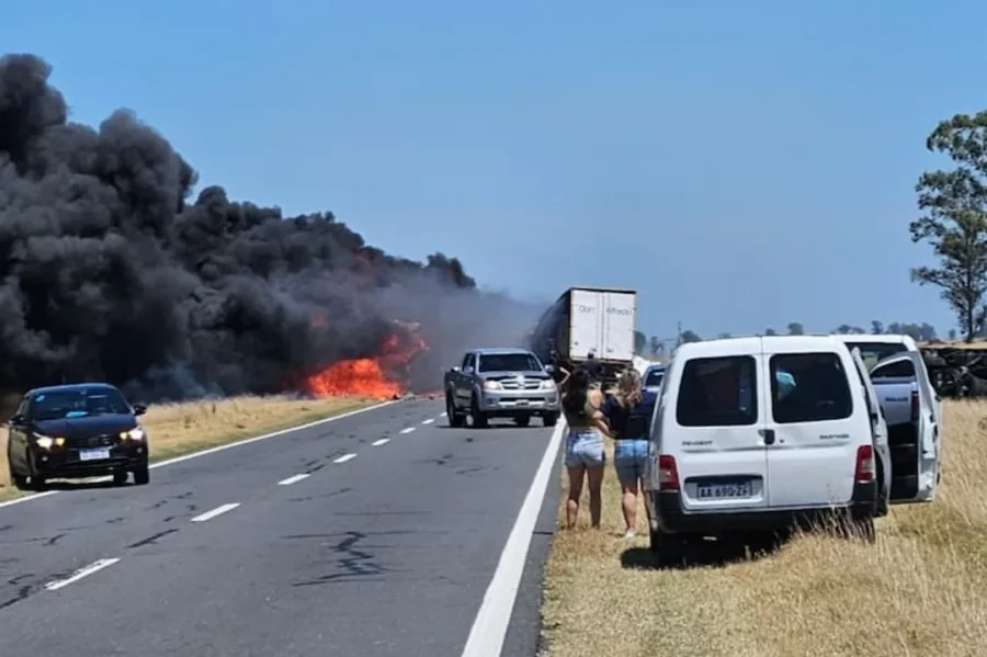El choque gener&oacute; un incendio que consumi&oacute; los veh&iacute;culos y afect&oacute; parte de la banquina.