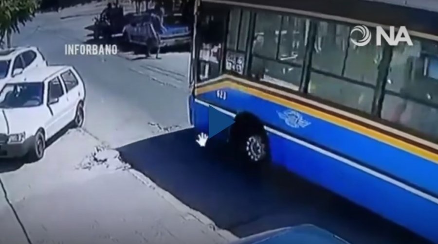 El chofer del interno 623, llamado Cristian Paz, atraves&oacute; su colectivo para impedir el saqueo.&nbsp;