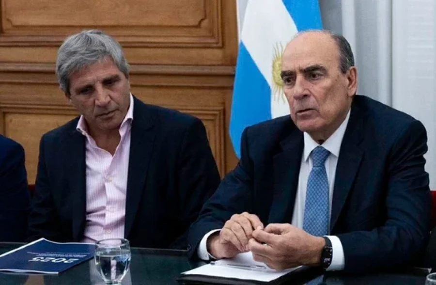 El ministro de Econom&iacute;a, Luis Caputo, junto al jefe de Gabinete, Guillermo Francos.