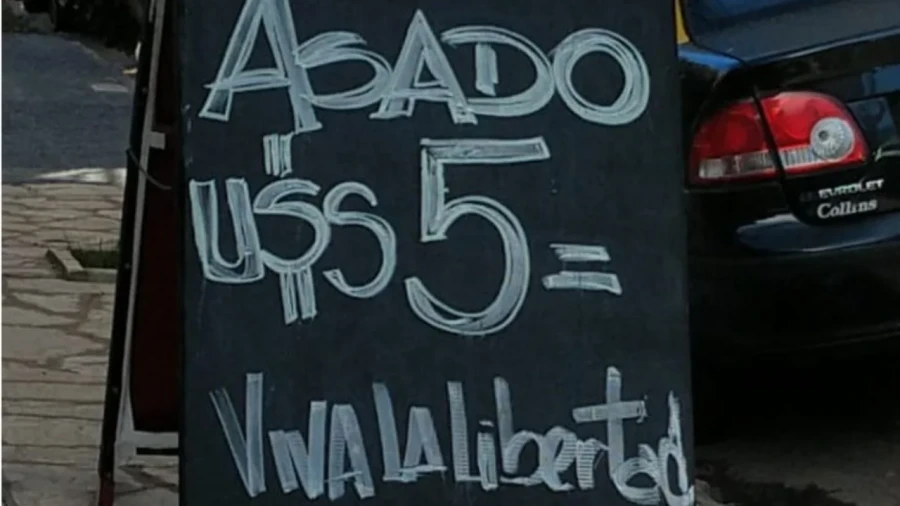 En 2023, un carnicero puso los precios en d&oacute;lares.