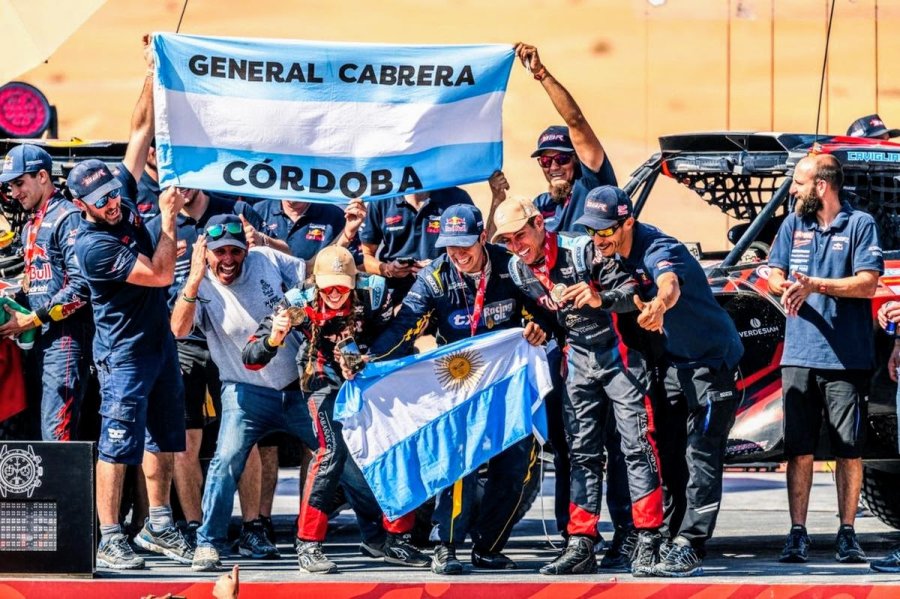 Cavigliasso, Pertegarini en el podio con la bandera argentina y el nombre de General Cabrera.