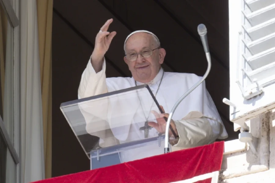 Francisco durante el rezo del Angelus.