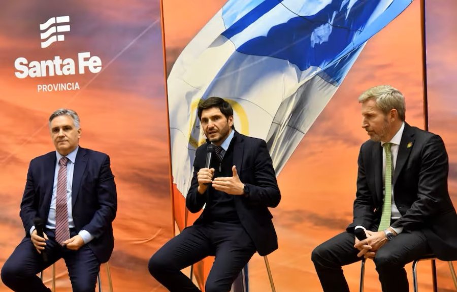 Llaryora, Pullaro y Frigerio durante una reuni&oacute;n de la Regi&oacute;n Centro, en agosto pasado en Rosario.
