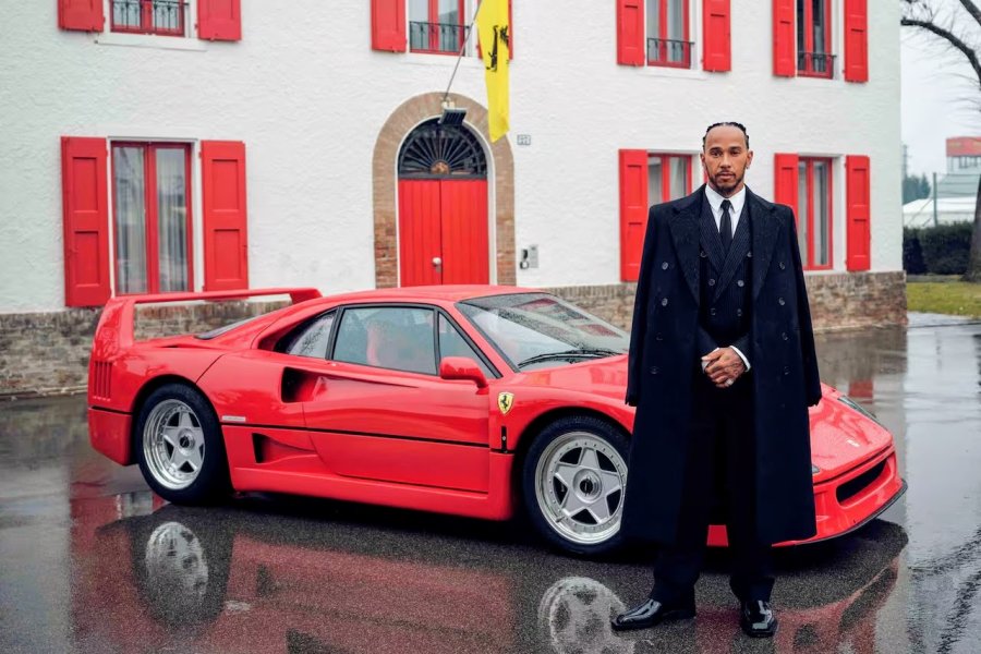 Lewis Hamilton visit&oacute; en una jornada lluviosa la sede de la escuder&iacute;a en Maranello.