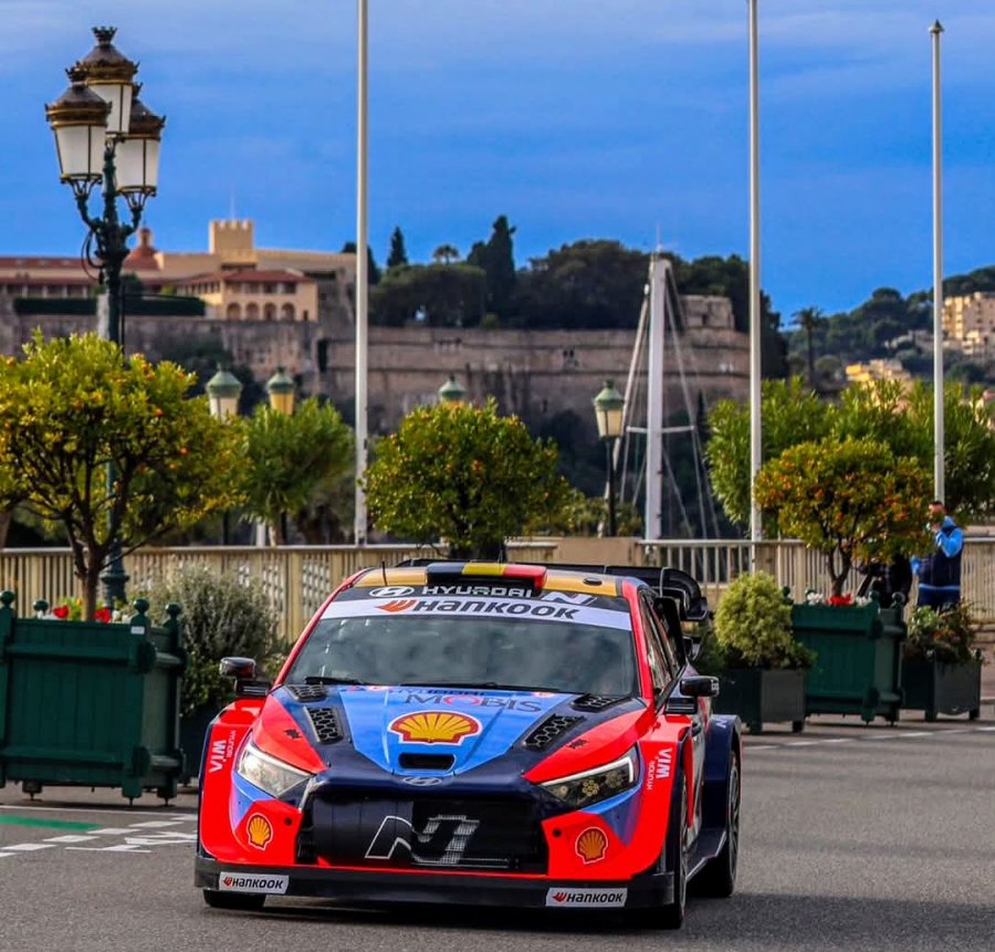 El campe&oacute;n Thierry Neuville y el Hyndai en el lanzamiento del Rally de Montecarlo.