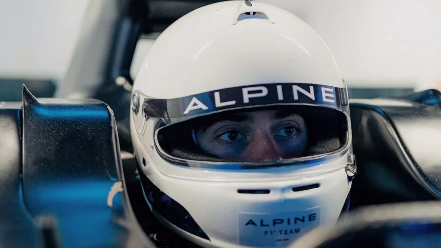 El piloto argentino arriba del simulador de Alpine. (RENAULT/ALPINE)