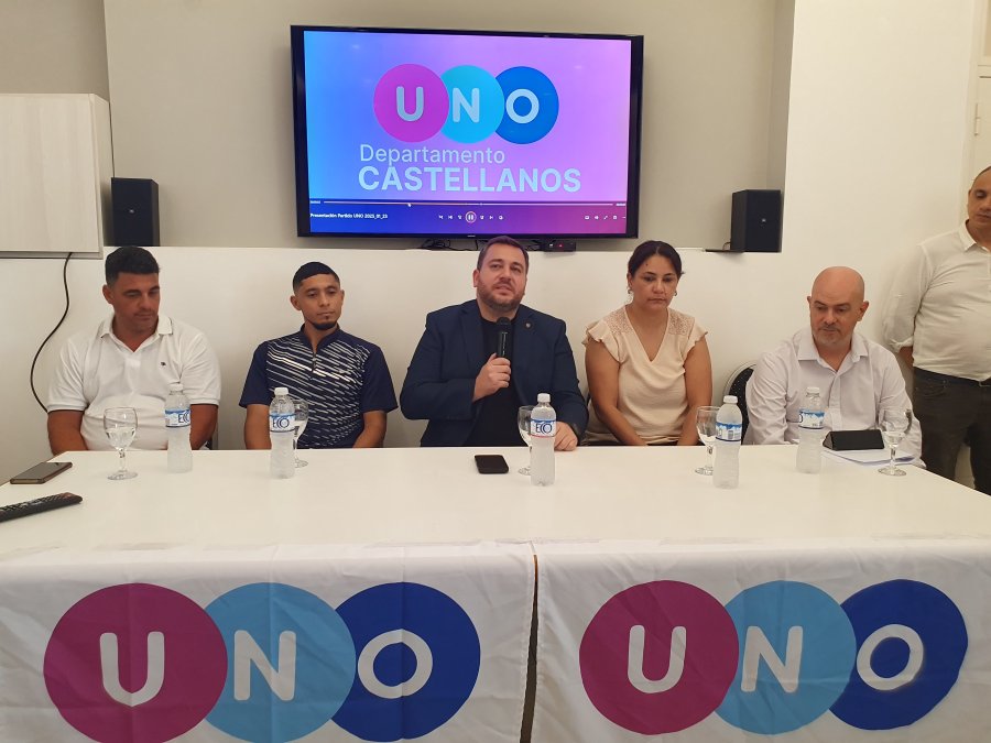 LANZAMIENTO. Walter Ghione y parte de su grupo de trabajo durante la presentaci&oacute;n en sociedad del partido UNO en Rafaela y el departamento Castellanos.