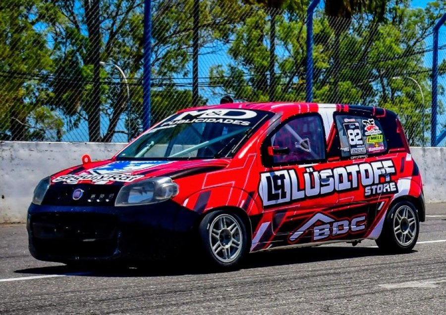 Nicol&aacute;s Gonz&aacute;lez y el nuevo dise&ntilde;o del auto presentado en el Sponsor Day.