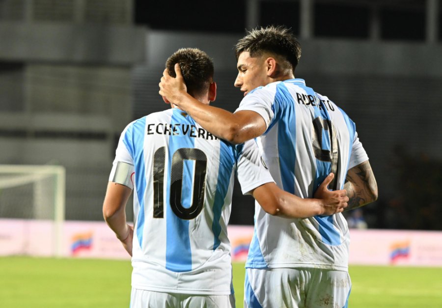 ARGENTINA GOLE&Oacute; A BRASIL EN EL DEBUT
