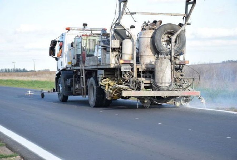 El cami&oacute;n marca las l&iacute;neas blancas tanto en el centro como en los laterales de las rutas. (FOTO SCS)