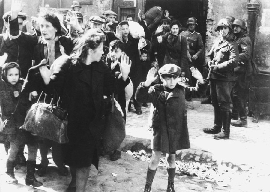 Jud&iacute;os polacos capturados por alemanes durante el Levantamiento del gheto de Varsovia, mayo de 1943