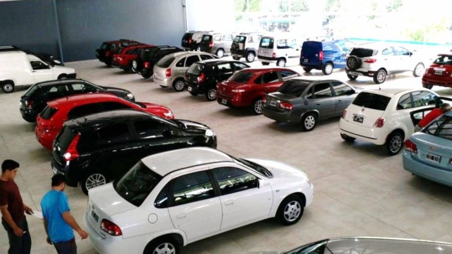 &iquest;MAS BARATOS? Luis Caputo analiza medidas para reducir los precios de lista de los autos en Argentina, con beneficios para modelos ecol&oacute;gicos.