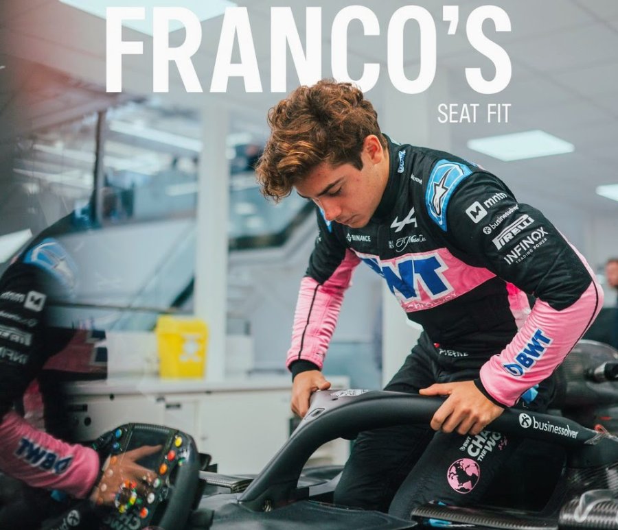 Franco Colapinto con el buzo de Alpine y el casco que utilizar&aacute; en 2025.