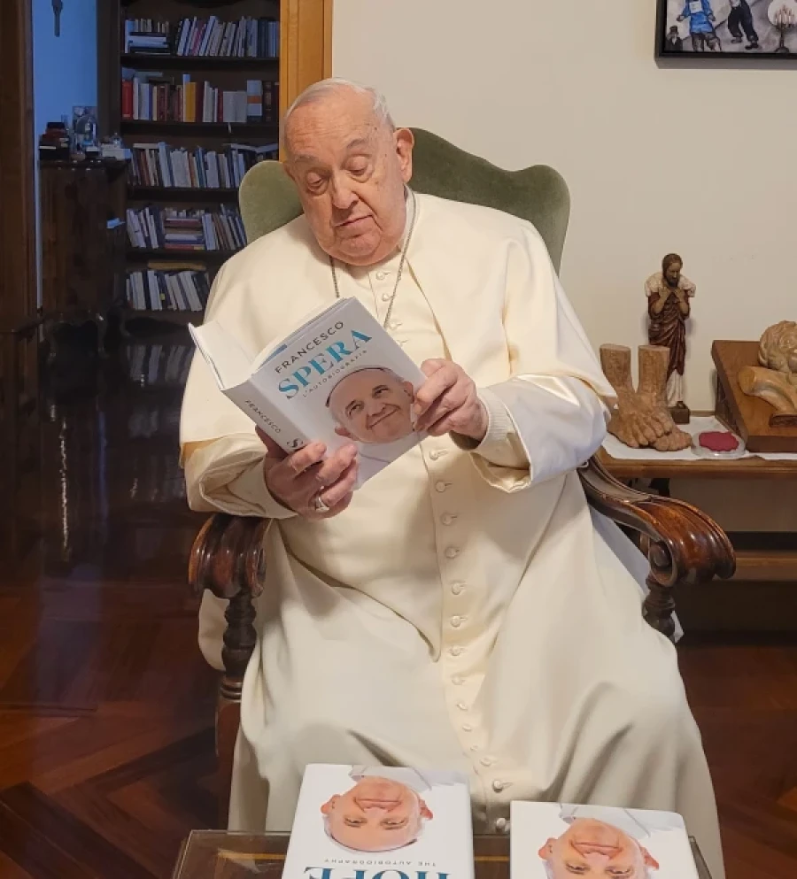 El Papa ojea su autobiograf&iacute;a "Esperanza".
