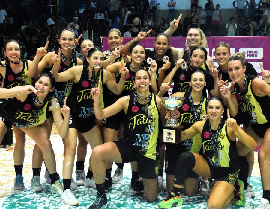 AFECTADAS. Las campeonas del &uacute;ltimo torneo formalizaron la denuncia en Rosario.