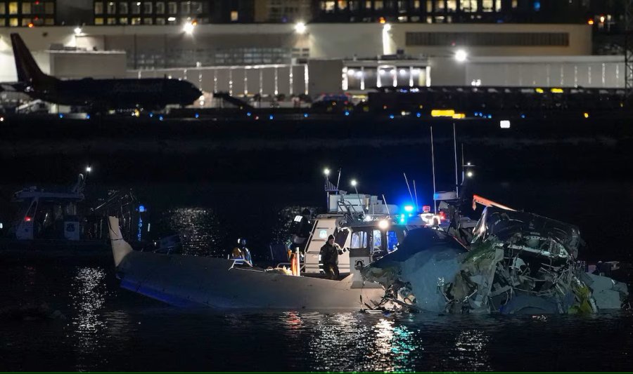 TRABAJOS. Los restos del avi&oacute;n siniestrado, al ser retirados del Potomac por los equipos de emergencias.