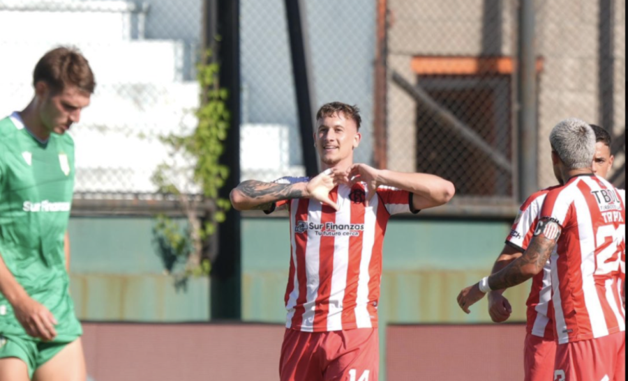 EL PRIMERO./ Jappert celebra el gol, fue triunfo de Barracas