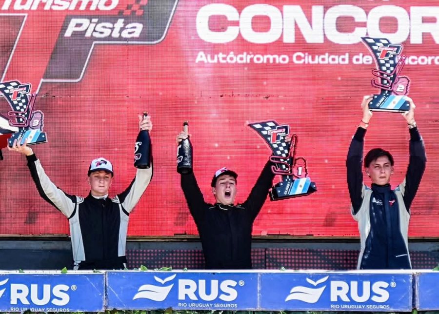 Lucio Rodr&iacute;guez, Nicol&aacute;s Ben&iacute;tez y Juli&aacute;n Mart&iacute;nez en el podio de la Clase 1.