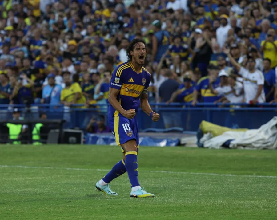 CUANDO JUEGA PESA. Cavani hizo uno de los goles.