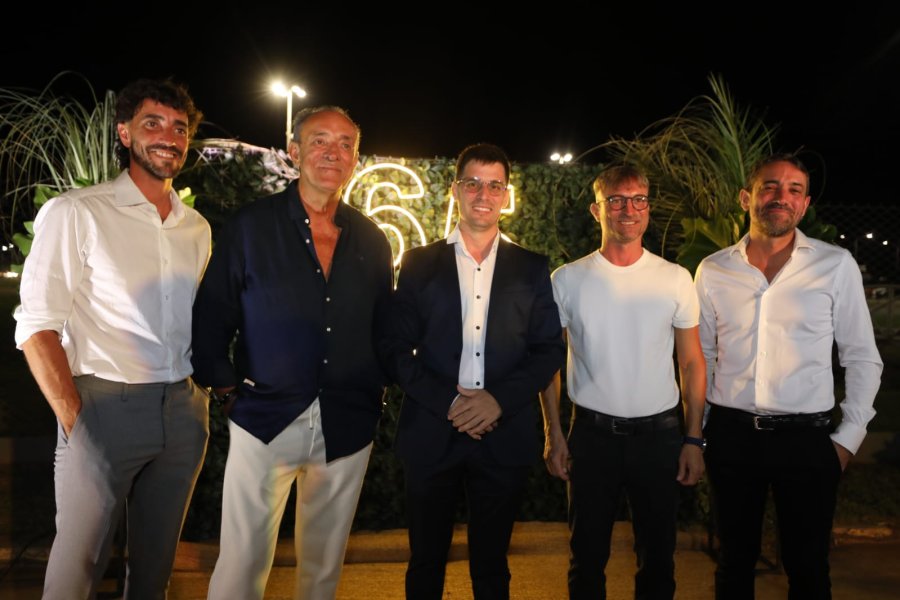 El intendente Leonardo Viotti junto a la familia Castro, Agust&iacute;n, Ricardo, Mart&iacute;n y Diego, el viernes durante la celebraci&oacute;n por los 65 a&ntilde;os del concesionario Remonda Castro.