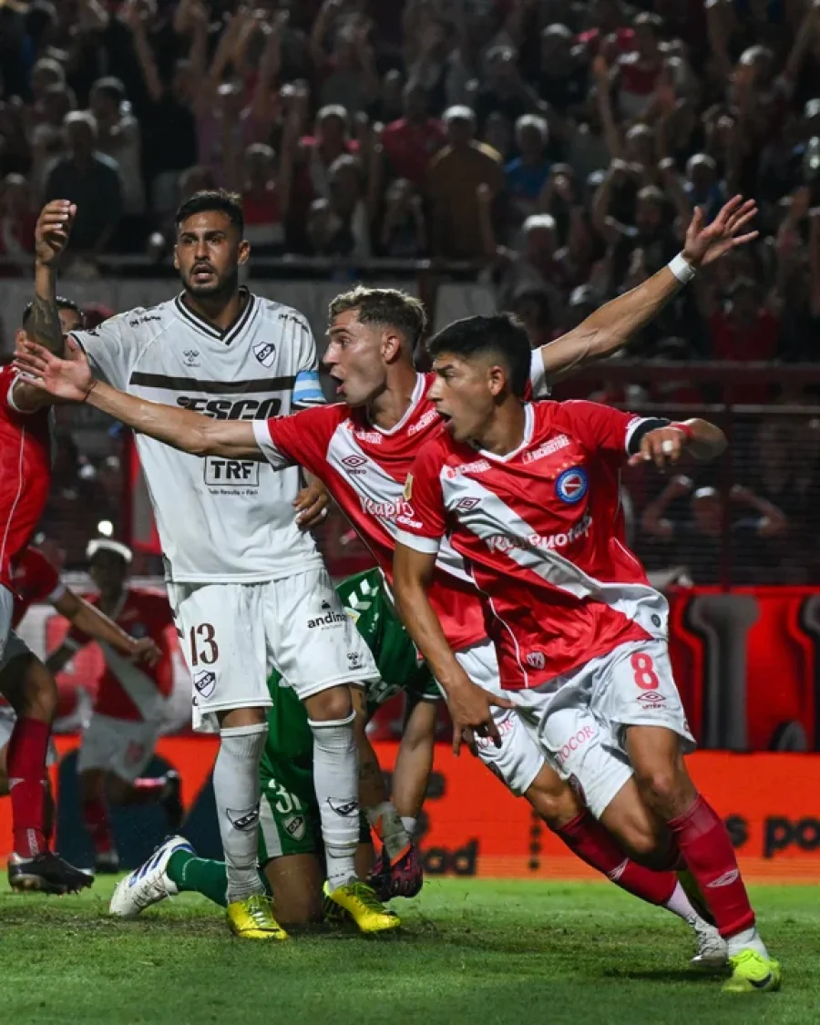 Alan Rodriguez y Manuel Brondo festejan el gol del triunfo del "Bicho".
