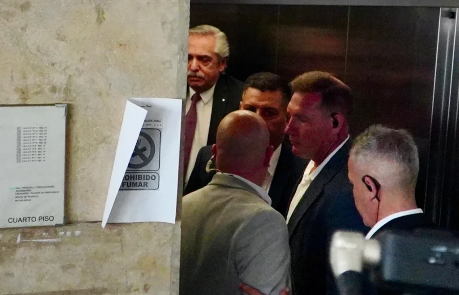 Alberto Fern&aacute;ndez en los tribunales federales de Retiro.