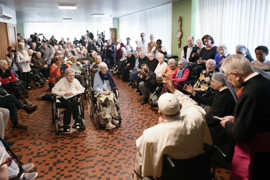 Ancianos escuchan las palabras del Sant Padre .
