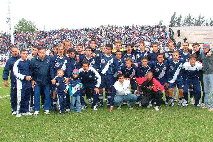 UN GRAN EQUIPO. El plantel que ascendi&oacute; a la B Nacional en 2005, teniendo su primera conquista en diciembre de 2004.
