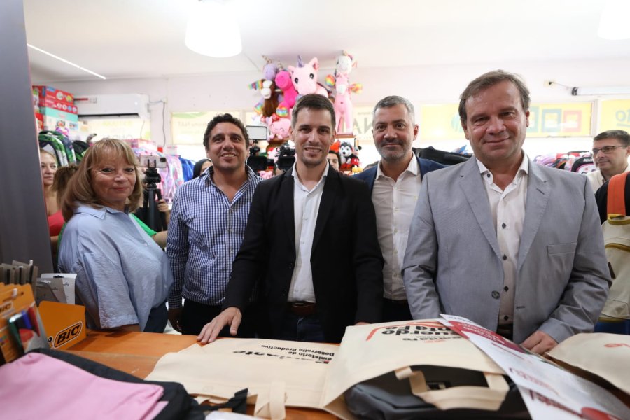 EN LIBRERIA GUILLERMINA. Leonardo Viotti y Gustavo Rezzoaglio encabezaron el lanzamiento de "Equipate para el Cole" durante la ma&ntilde;ana de este mi&eacute;rcoles.