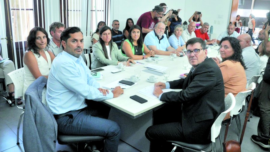 ARRANCO LA PARITARIA. Los gremios esperan una propuesta del gobierno santafesino para la segunda reuni&oacute;n que se realizar&aacute; el lunes 17, a una semana del inicio de las clases.