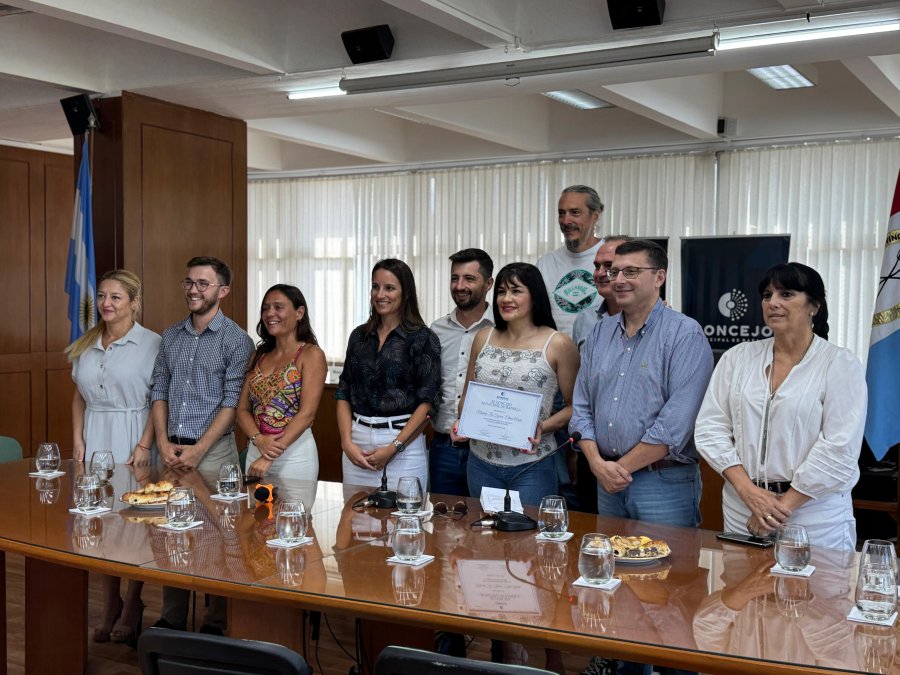 DE VISITA. Marcela Acu&ntilde;a junto a los concejales en Rafaela.